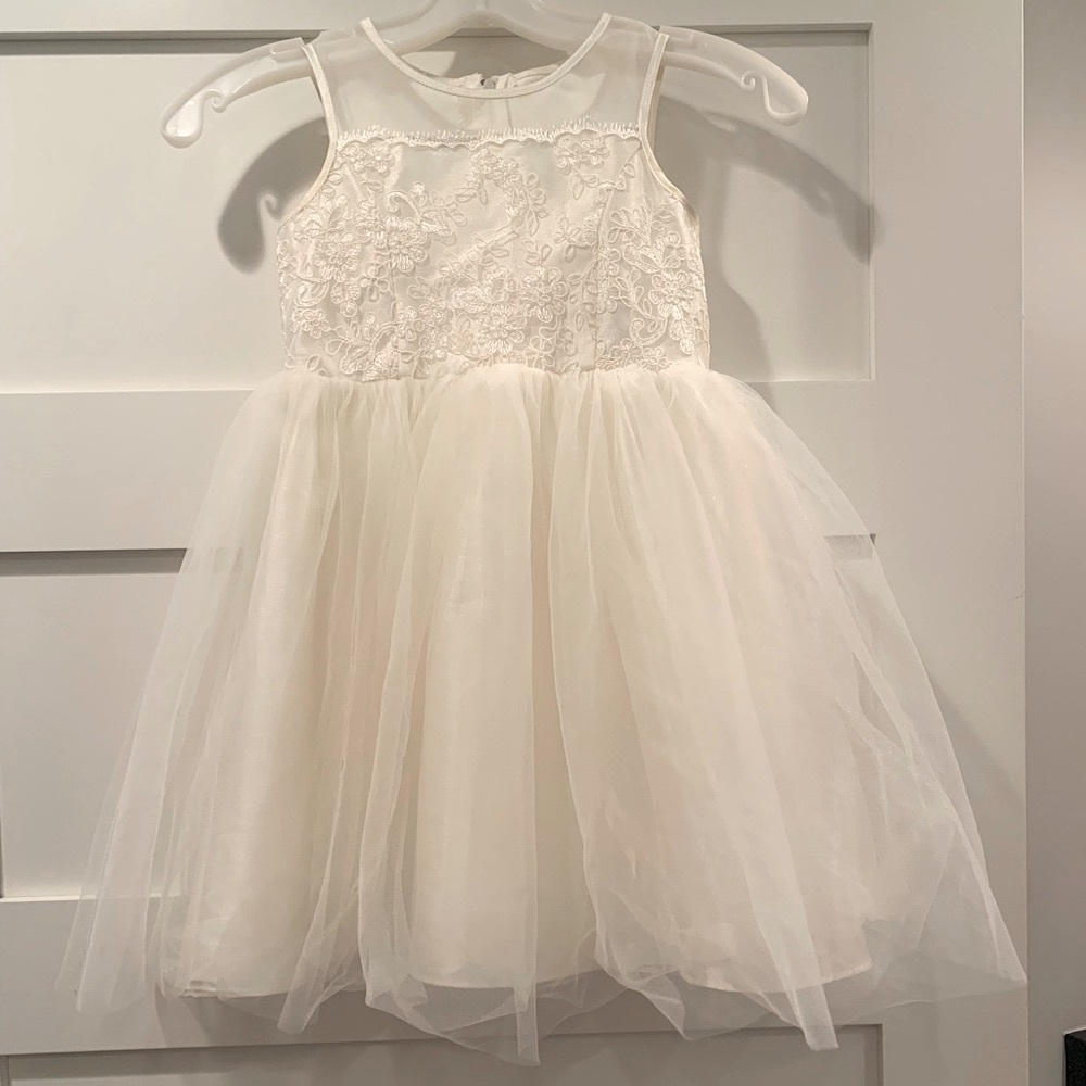 Size 5, David’s Bridal ivory flower girl dress. Excellent condition. Worn once.
